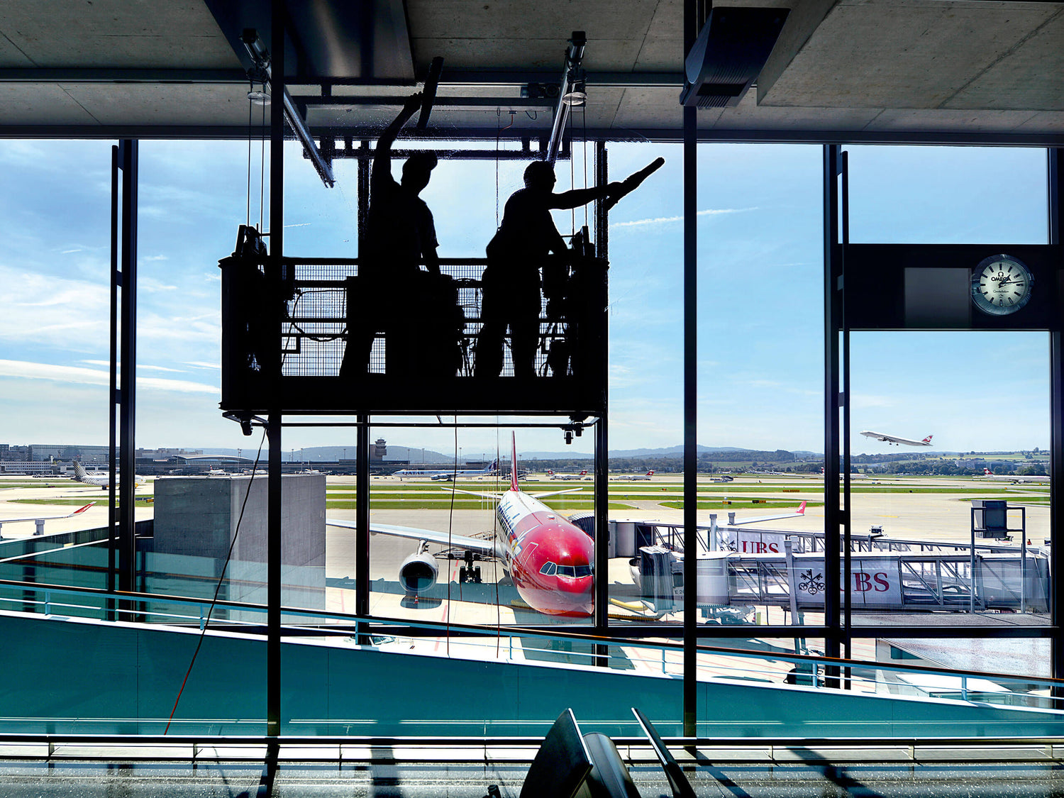 Flughafenfenster_reinigung_durch_Alpinimmo